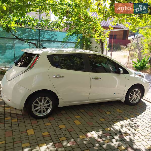 Хэтчбек Nissan Leaf 2014 в 