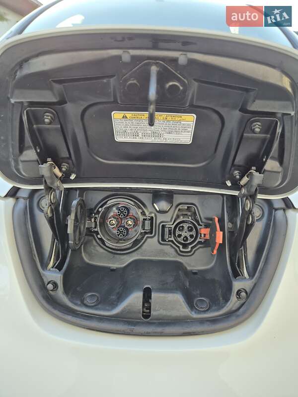 Хэтчбек Nissan Leaf 2015 в Николаеве