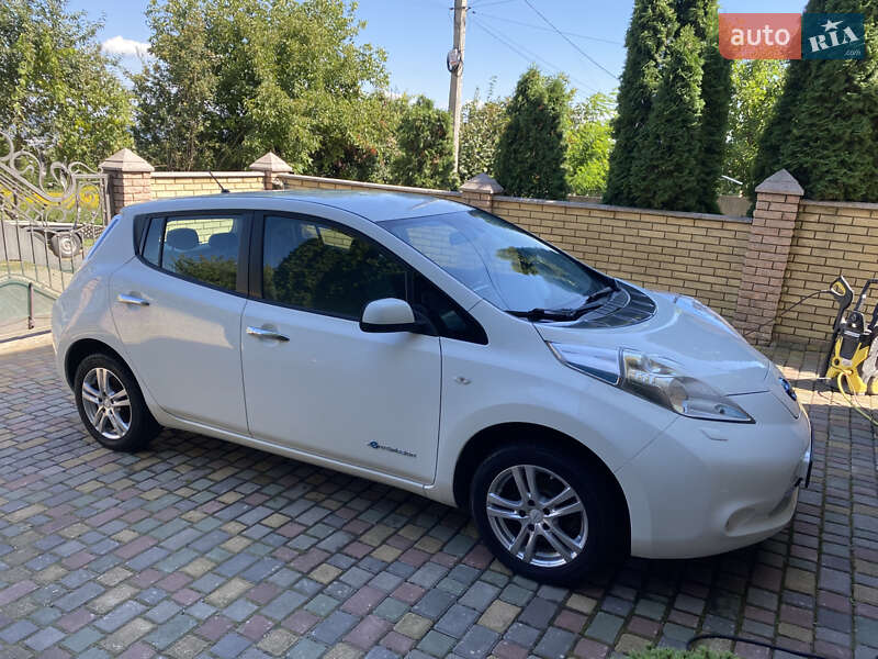 Хэтчбек Nissan Leaf 2014 в 
