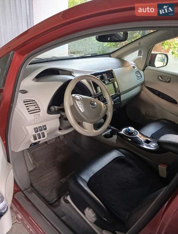 Хетчбек Nissan Leaf 2012 в Чернівцях