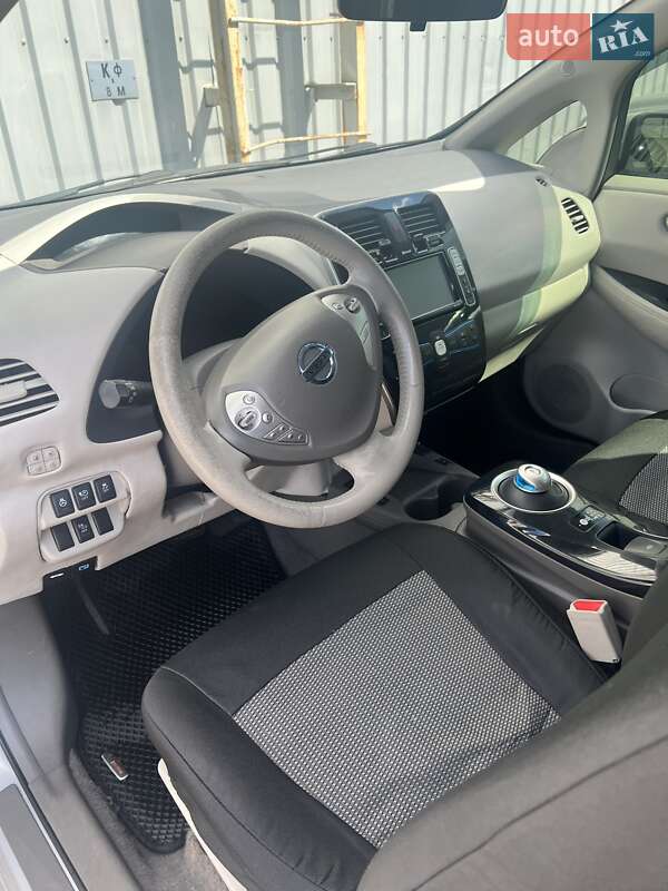 Хэтчбек Nissan Leaf 2011 в Днепре