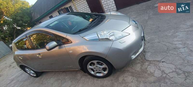 Хэтчбек Nissan Leaf 2015 в Немирове