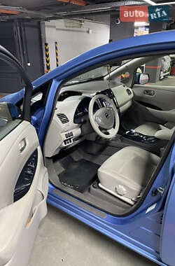 Хэтчбек Nissan Leaf 2012 в 