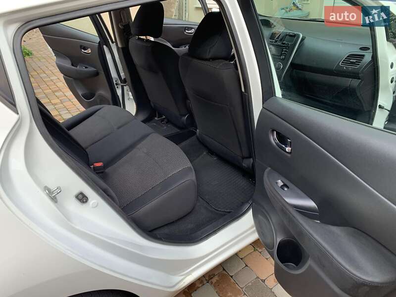 Хэтчбек Nissan Leaf 2015 в Вишневом