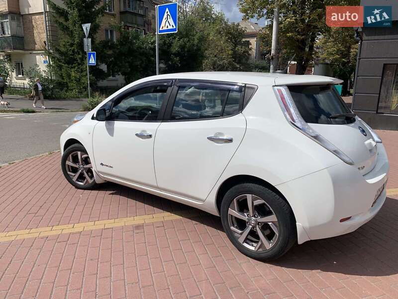 Хэтчбек Nissan Leaf 2015 в Вишневом