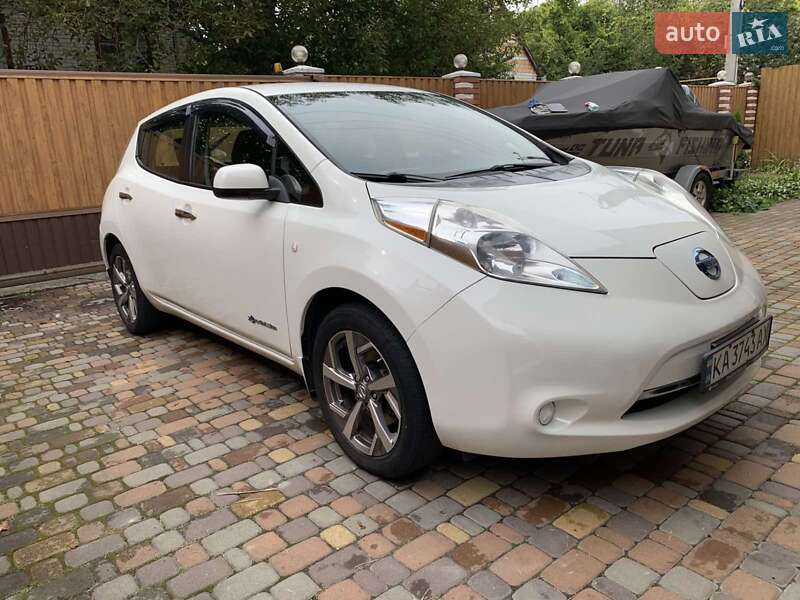 Хэтчбек Nissan Leaf 2015 в Вишневом