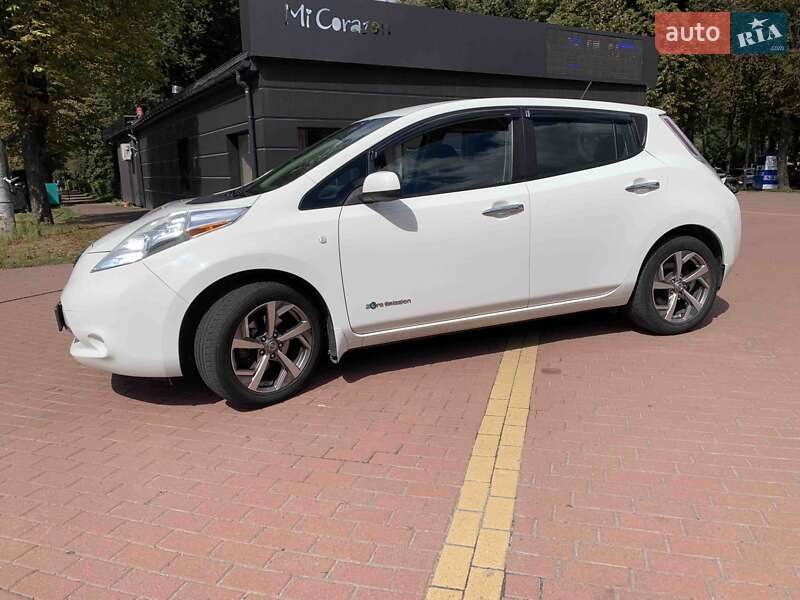 Хэтчбек Nissan Leaf 2015 в Вишневом