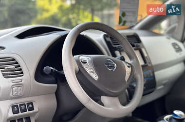 Хэтчбек Nissan Leaf 2012 в 