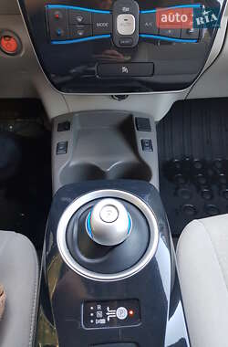 Хэтчбек Nissan Leaf 2012 в 