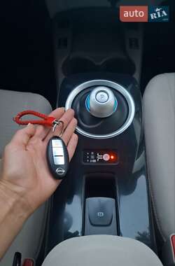 Хетчбек Nissan Leaf 2012 в  фото 5 Хетчбек Nissan Leaf 2012 в