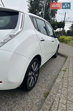 Хэтчбек Nissan Leaf 2016 в 