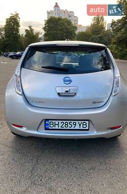 Хэтчбек Nissan Leaf 2015 в 
