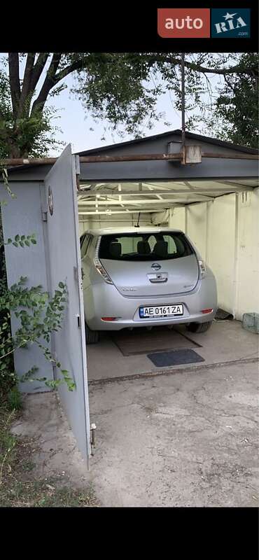 Хетчбек Nissan Leaf 2014 в Дніпрі