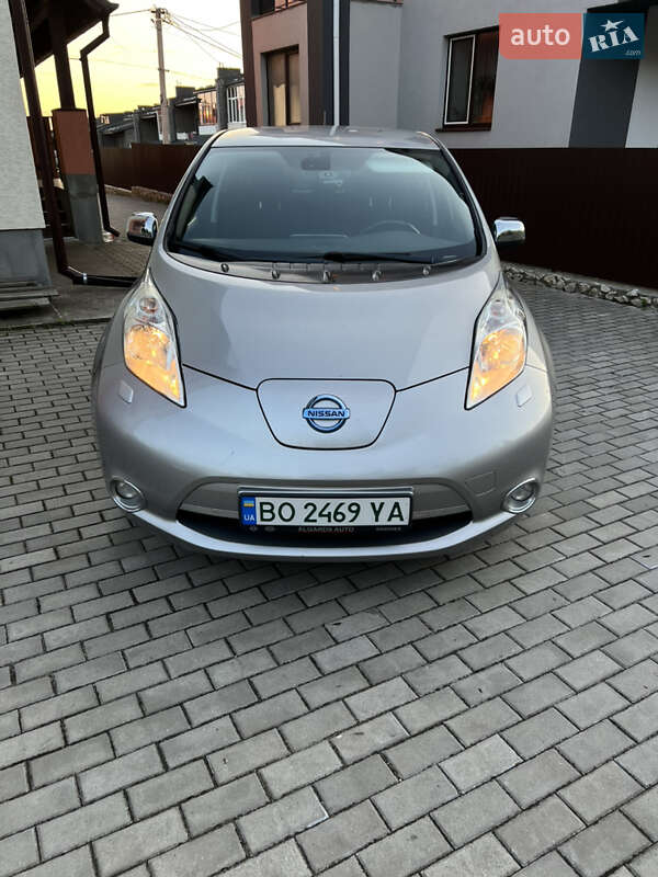 Хэтчбек Nissan Leaf 2014 в 