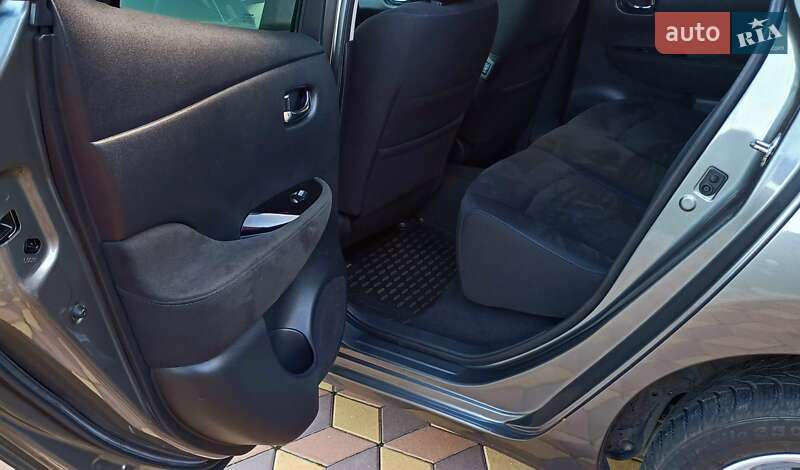 Хэтчбек Nissan Leaf 2015 в Сарнах