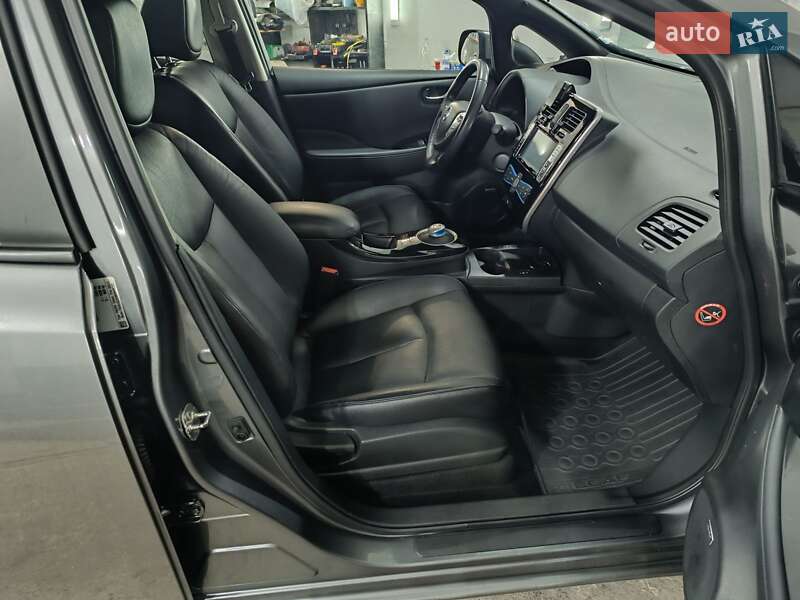 Хэтчбек Nissan Leaf 2015 в Ровно