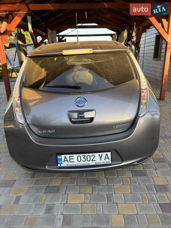 Хетчбек Nissan Leaf 2016 в Дніпрі