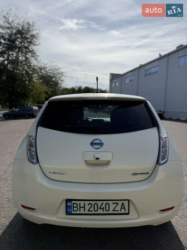 Хэтчбек Nissan Leaf 2011 в Измаиле