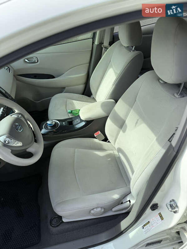 Хэтчбек Nissan Leaf 2011 в Измаиле