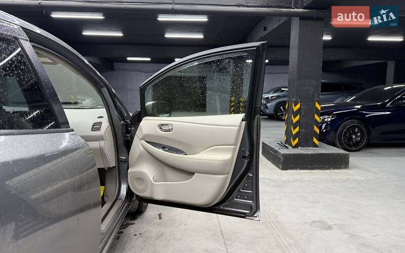 Хетчбек Nissan Leaf 2013 в Чернівцях