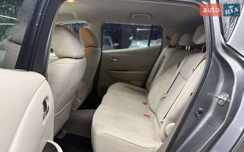 Хетчбек Nissan Leaf 2013 в Чернівцях