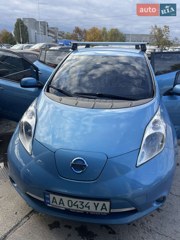 Хэтчбек Nissan Leaf 2011 в 