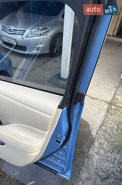 Хэтчбек Nissan Leaf 2011 в 