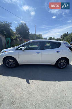 Хетчбек Nissan Leaf 2015 в 