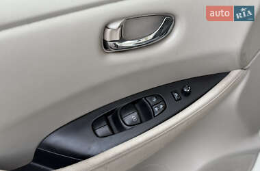 Хэтчбек Nissan Leaf 2012 в 