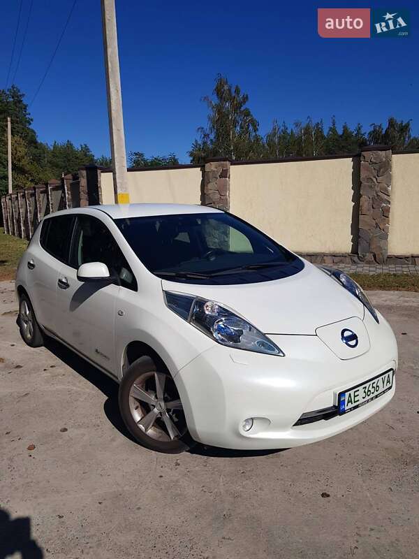 Хетчбек Nissan Leaf 2014 в Дніпрі