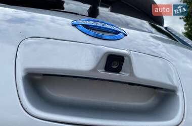 Хэтчбек Nissan Leaf 2012 в 