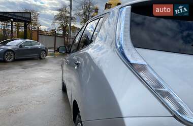 Хэтчбек Nissan Leaf 2012 в 
