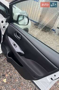 Хэтчбек Nissan Leaf 2015 в 