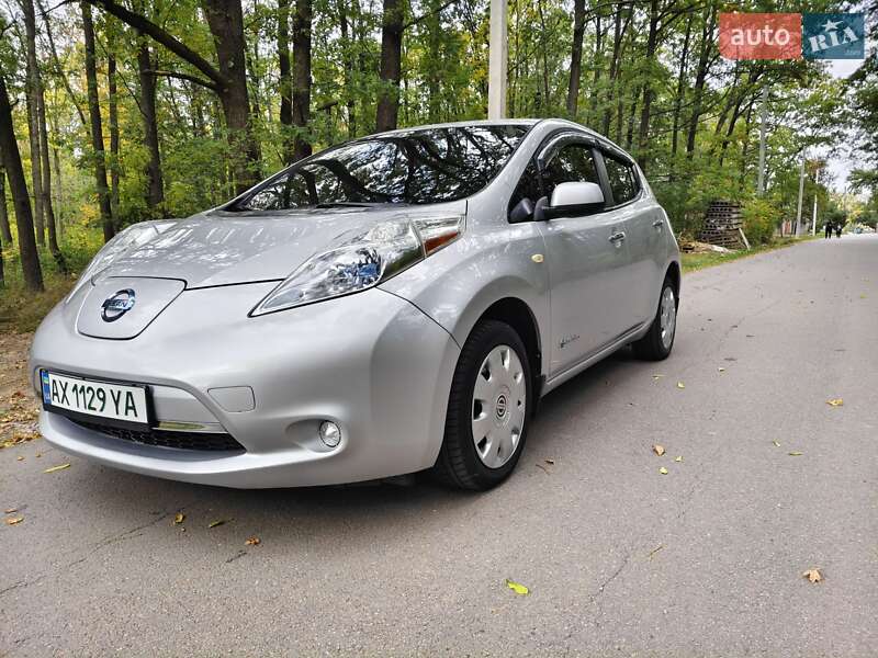 Хэтчбек Nissan Leaf 2013 в 