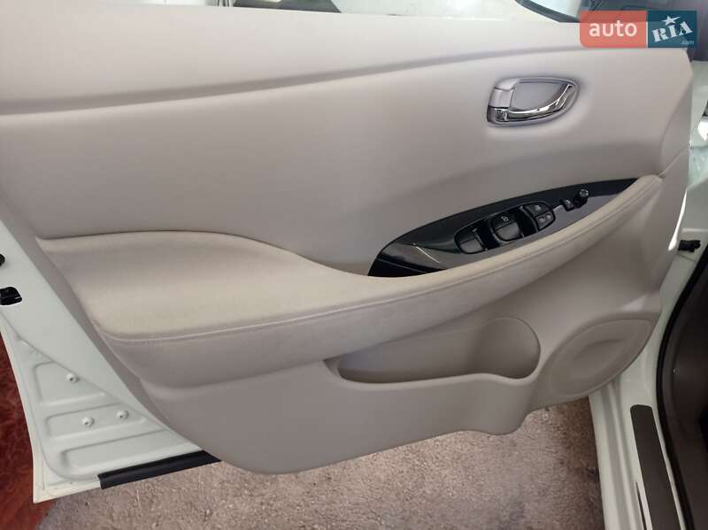 Хэтчбек Nissan Leaf 2012 в Коломые фото 3 Хэтчбек Nissan Leaf 2012 в Коломые
