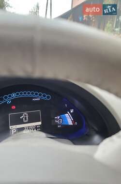 Хэтчбек Nissan Leaf 2012 в  фото 4 Хэтчбек Nissan Leaf 2012 в