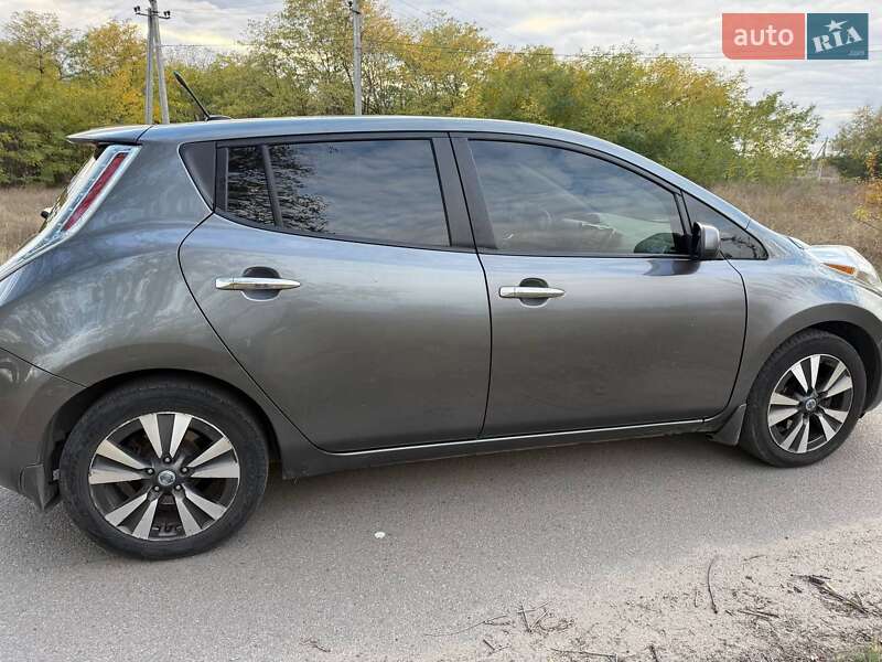 Хетчбек Nissan Leaf 2014 в Дніпрі