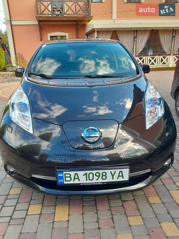 Хэтчбек Nissan Leaf 2016 в Новоархангельске