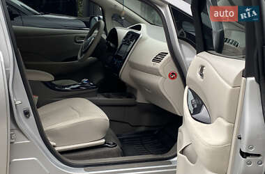 Хэтчбек Nissan Leaf 2011 в 