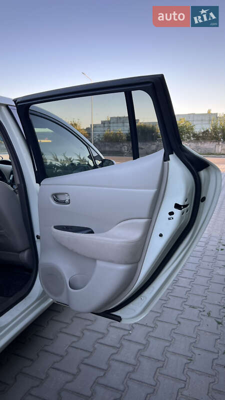 Хэтчбек Nissan Leaf 2011 в Могилев-Подольске