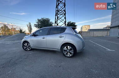 Хэтчбек Nissan Leaf 2013 в 