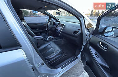 Хэтчбек Nissan Leaf 2013 в 