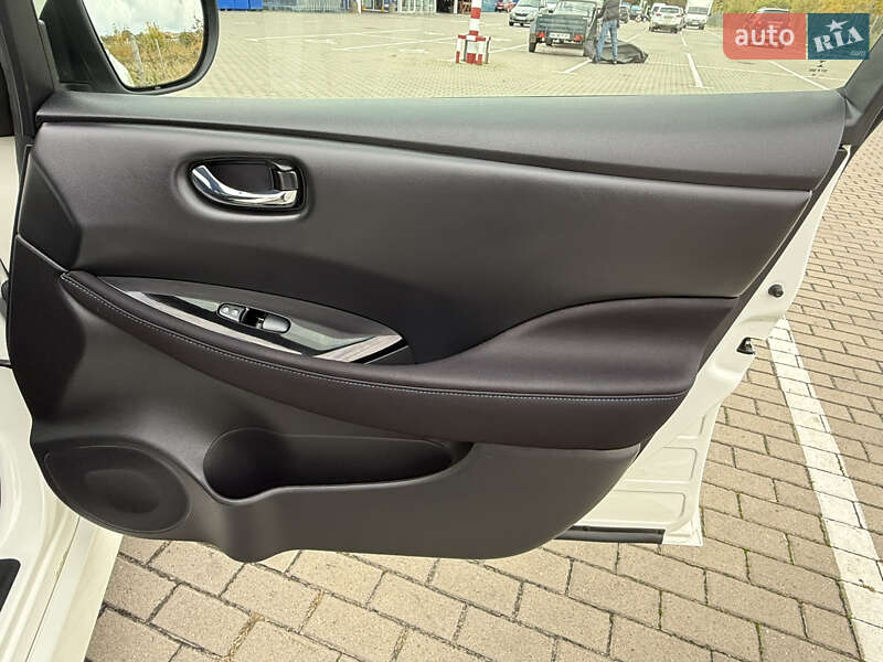 Хетчбек Nissan Leaf 2020 в Дубні