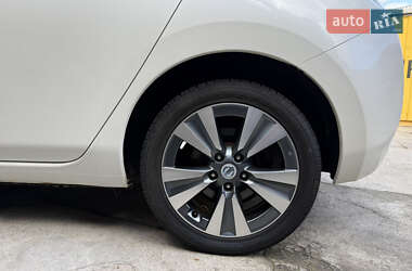 Хэтчбек Nissan Leaf 2013 в 