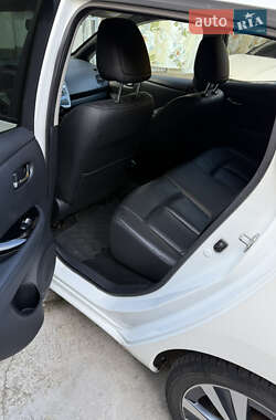 Хэтчбек Nissan Leaf 2013 в 
