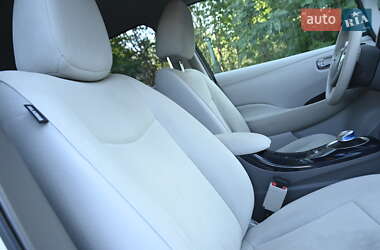 Хэтчбек Nissan Leaf 2011 в 