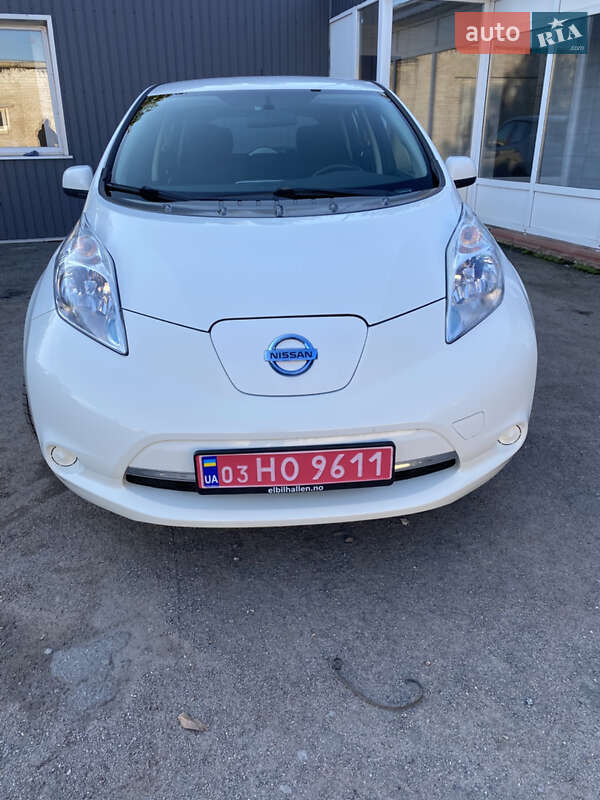 Хетчбек Nissan Leaf 2015 в  фото Хетчбек Nissan Leaf 2015 в