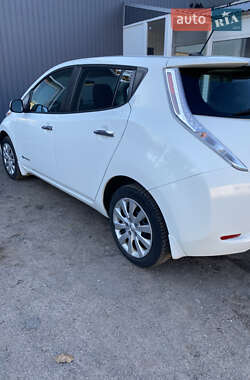 Хетчбек Nissan Leaf 2015 в  фото 6 Хетчбек Nissan Leaf 2015 в