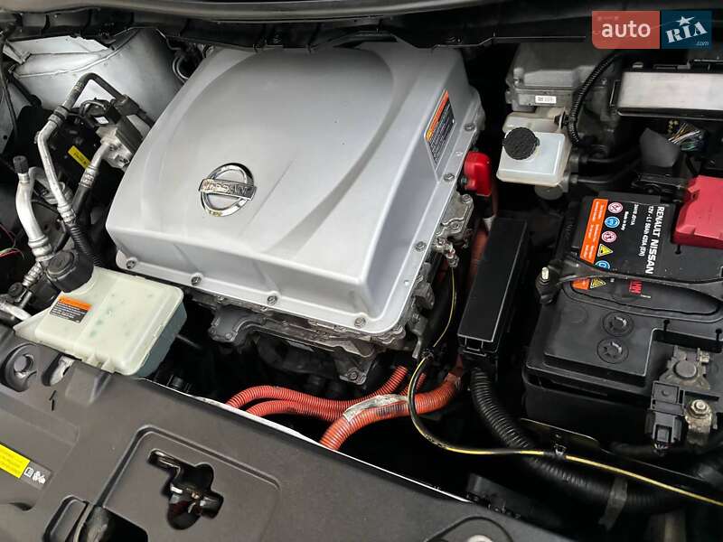 Хэтчбек Nissan Leaf 2013 в Днепре