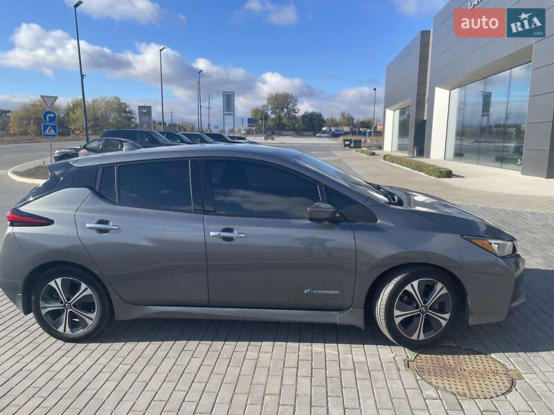 Хетчбек Nissan Leaf 2017 в Дніпрі
